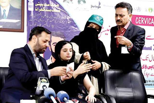 مصطفی کمال نے بیٹی کو ویکسین لگواکر گمراہ کن پروپیگنڈا مسترد کردیا