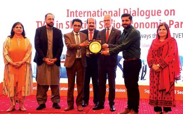  حکومت ہنر مند پاکستانیوںکیلئے عالمی منڈیاں تلاش کرنے کیلئے پرعزم: خالد مقبول