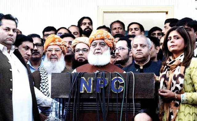 پولیس گردی کی مذمت، صحافیوں کے ساتھ ہیں: فضل الرحمن 