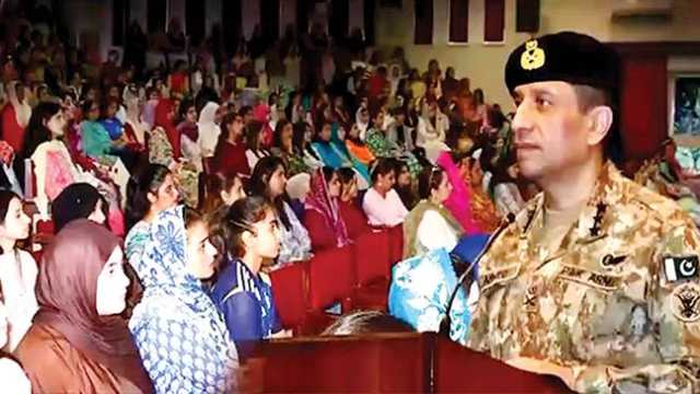 ڈی جی آئی ایس پی آر کا کنیئرڈ کالج فار ویمن یونیورسٹی کا دورہ، اساتذہ طالبات سے گفتگو