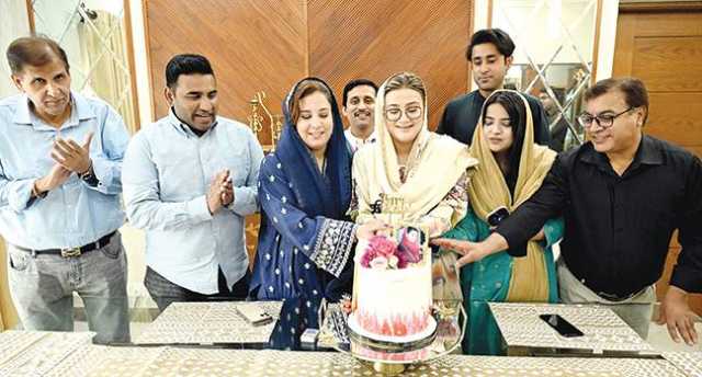 عظمیٰ بخاری کی رہائشگاہ پر وزیراعلیٰ پنجاب کی سالگرہ تقریب‘ کیک کاٹا گیا