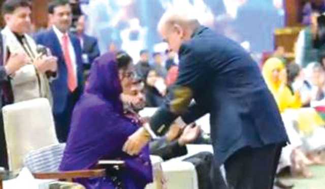 وزیراعظم سے ملنے کی فرمائش، شہباز شریف  نے طالبہ کو اپنی کرسی پر بٹھا دیا 