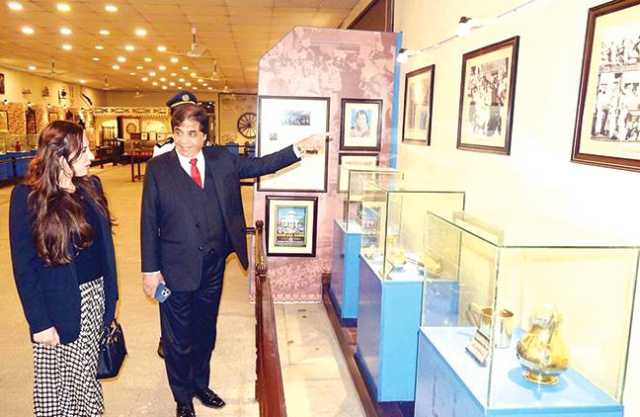 امریکی قائم مقام سفیر نیٹلی بیکر کا  حنیف عباسی کے ساتھ گولڑہ ریلوے سٹیشن کا دورہ 