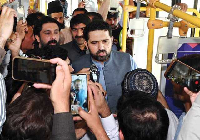وزیراعلیٰ سہیل آفریدی کا بی آر ٹی پشاور کا دورہ، عام شہری کی طرح بس میں سفر کیا 