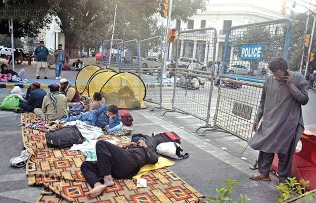 نابینا افراد کا فیصل چوک میں دھرنا پانچویں روز بھی جاری‘ ٹریفک بند