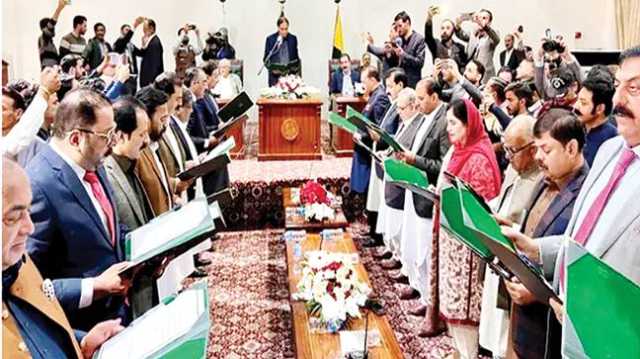 آزاد کشمیر کی 20 رکنی کابینہ نے حلف اٹھا لیا 18 وزرا اور 2 مشیر شامل