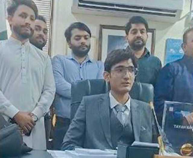 میٹرک میں شاندار کارکردگی پر نجی سکول کے طالبعلم کو ایک دن کا وزیر تعلیم بنا دیا گیا