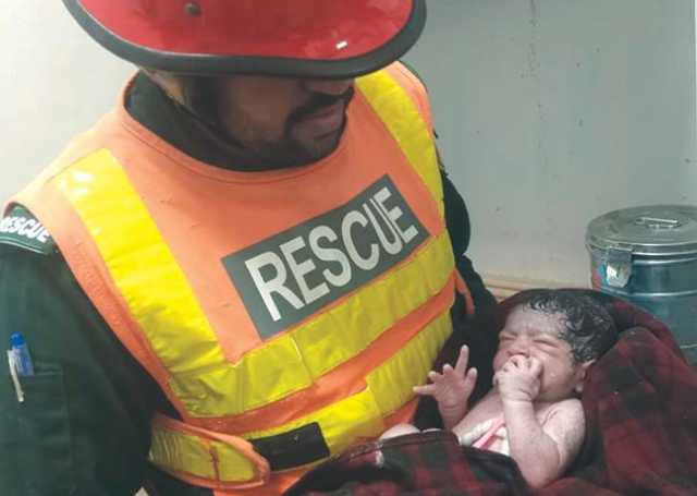 سیالکوٹ: ہسپتال جاتے ہوئے ایمبولینس میں بچے کی پیدائش 