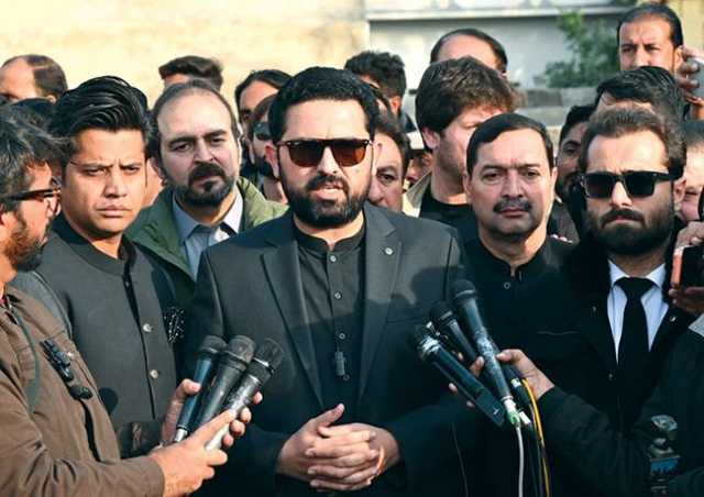 وزیراعلیٰ خیبر پی کے کو اشتہاری قرار دینے کی کارروائی شروع، بانی سے ملاقات کی اجازت پھر نہ ملی: صوبہ حق سے محروم، سہیل آفریدی