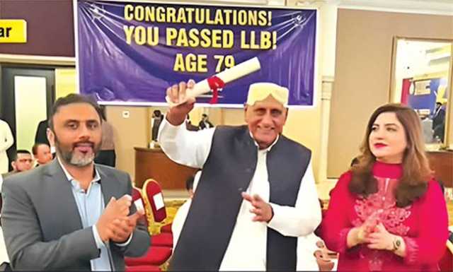 علم کیلئے عمر کی کوئی قید نہیں، تھرپارکر کے 79 سالہ ریٹائرڈ ٹیچر نے قانون کی ڈگری حاصل کر لی