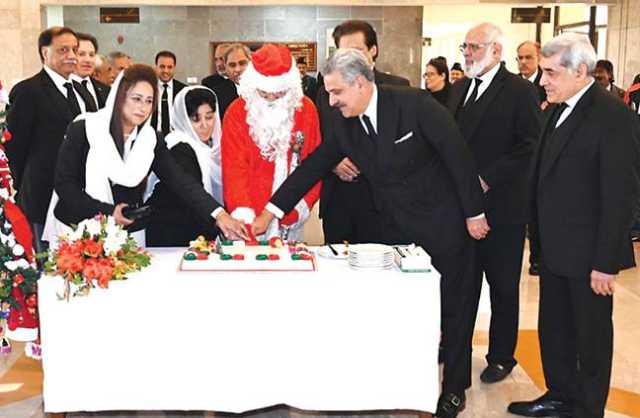 سپریم کورٹ میں کرسمس کی مناسبت سے تقریب، چیف جسٹس نے کیک کاٹا 