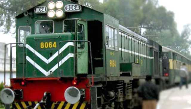 نوجوان چلتی ٹرین میں سیلفی لیتے ہوئے کھمبے سے ٹکرا کرجاں بحق