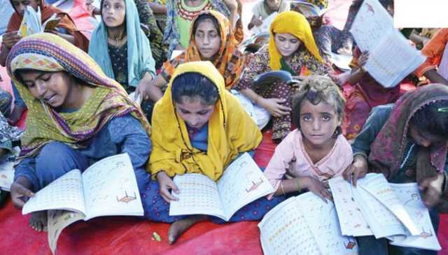 پیر کو اسکول کھلیں گے یا بند رہیں گے؟ والدین اور طلبا تذبذب کا شکار