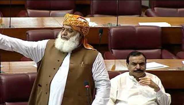 فضل الرحمان پارلیمنٹ کی لفٹ میں پھنس گئے