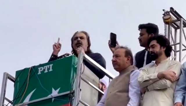 پی ٹی آئی کارکنوں نے گنڈاپور کا قافلہ روک لیا ،وزیراعلیٰ کنٹینر پر چڑھ گئے