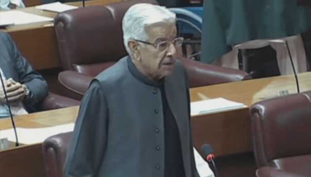 سیلاب آئے تو مدد مانگتے ہیں لیکن خود کو نہیں دیکھتے ، خواجہ آصف