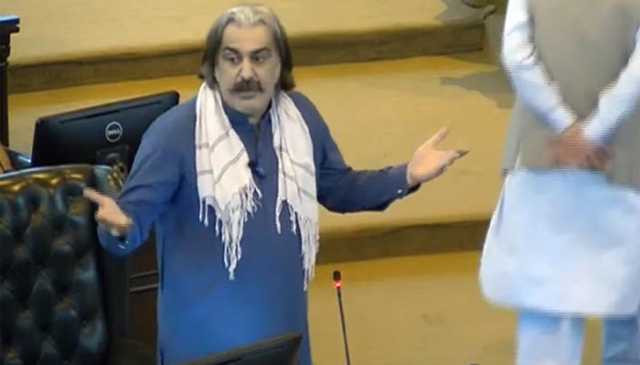علی امین گنڈاپور کا سوال پوچھنے والے صحافی پر رشوت کا الزام، پھر مذاق قرار دے دیا