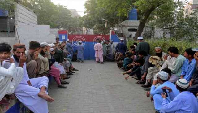 افغان پناہ گزینوں کے لیے واپسی کے اقدامات سخت، 5 لاکھ سے زائد موبائل سمز بند