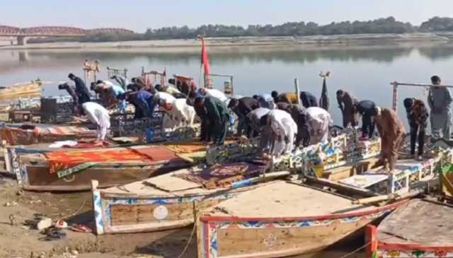 دریائے سندھ پر نہروں کیخلاف شہریوں کا انوکھا احتجاج، کشتیوں میں نمازِ عید ادا
