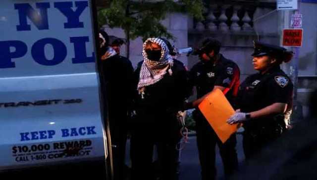 کولمبیا یونیورسٹی میں فلسطین کے حق میں احتجاج، درجنوں طلباء گرفتار