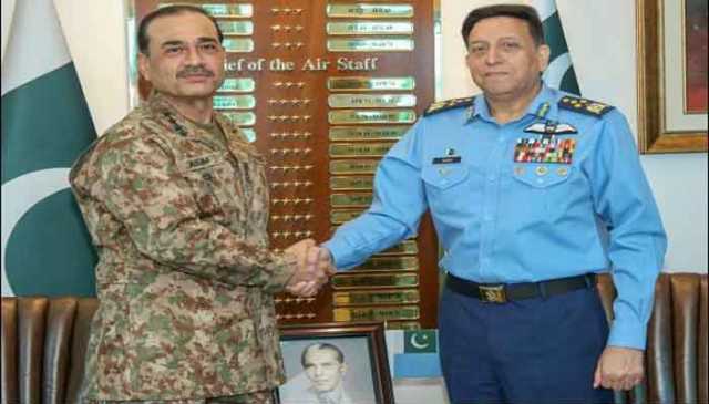 آرمی چیف کی ایئر ہیڈ کوارٹر آمد، بھارتی طیارے گرانے پر فضائیہ کو خراج تحسین