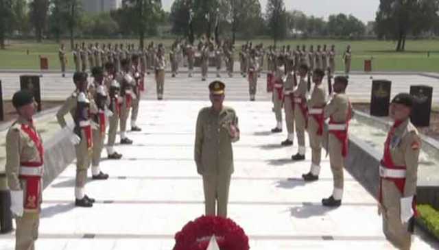 یادگار شہدا جی ایچ کیو میں فیلڈ مارشل عاصم منیر کے اعزاز میں گارڈ آف آنر کی خصوصی تقریب