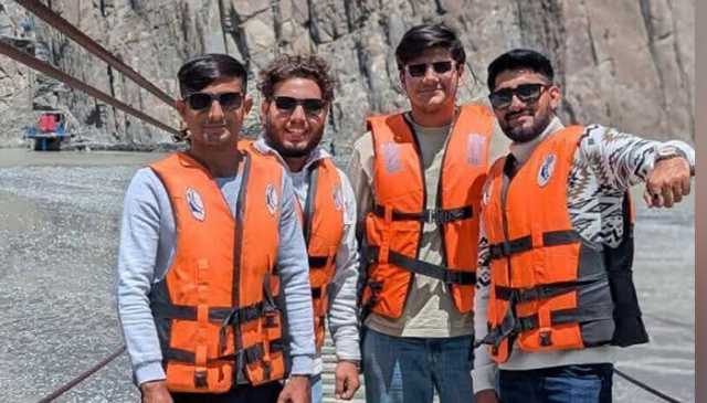 اسکردو: گجرات کے 4 لاپتا سیاحوں کی گاڑی اور لاشیں دریائے سندھ کے قریب سے مل گئیں