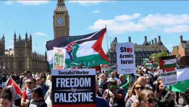 برطانیہ میں فلسطینیوں کی حمایت میں نکبہ مارچ، ہزاروں افراد سڑکوں پر نکل آئے