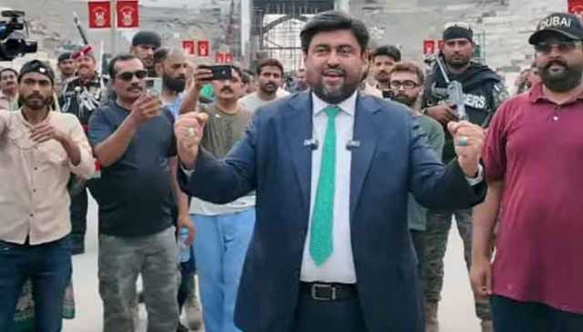 واہگہ بارڈر، گورنر سندھ نے مکا لہرا کر بھارت کو للکارا
