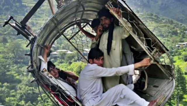 پاکستانی ریسکیو تھرلر ڈاکیومنٹری ‘ہنگنگ بائے اے وائر’ کانز فلم فیسٹیول کا حصہ بن گئی