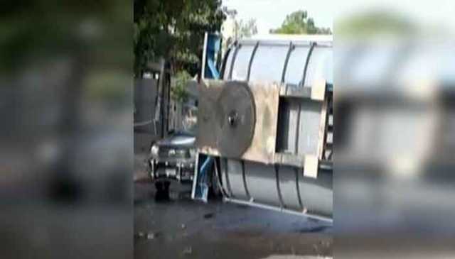 لانڈھی نمبر 4 میں آئل ٹینکر الٹ گیا، ہزاروں لیٹر تیل ضائع، ڈرائیور گرفتار