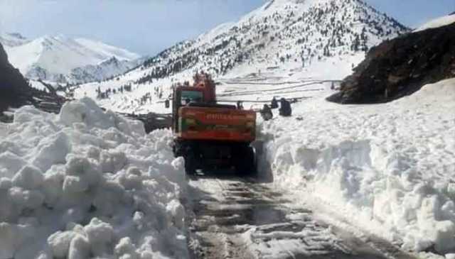 آگے سے تباہ بھارتی مسافر طیارے کی مقبوضہ کشمیر میں ایمرجنسی لینڈنگ