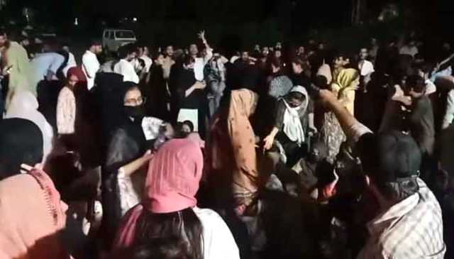 سندھ یونیورسٹی، گرلز ہاسٹل کے باہر طالبات کا انتظامیہ کے خلاف احتجاج