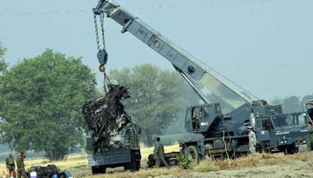 بھارت میں رافیل کا ملبہ اٹھانے کی تصویر سامنے آگئی