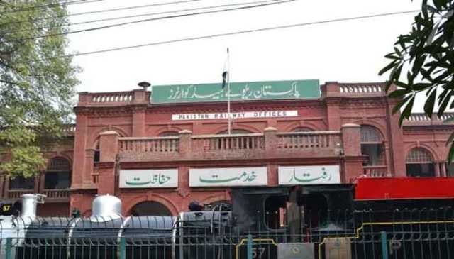 پاکستان ریلویز میں بھرتیاں؛ 550 سیٹوں کیلیے درخواستوں کے انبار لگ گئے