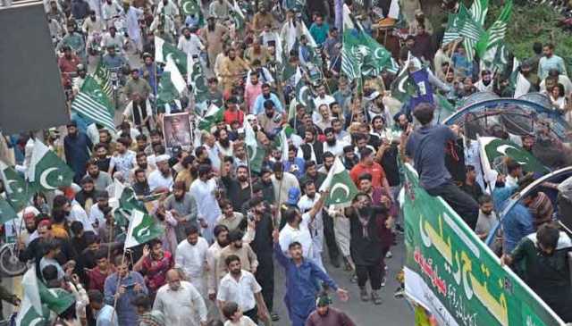 آپریشن بُنيان مرصوص کی کامیابی کے بعد ملک بھر میں شہری سڑکوں پر نکل آئے، مٹھائیاں تقسیم