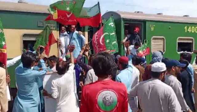 حلیم عادل شیخ کی قیادت میں پی ٹی آئی کا ’سلام سندھ‘ ٹرین مارچ کراچی سے روانہ