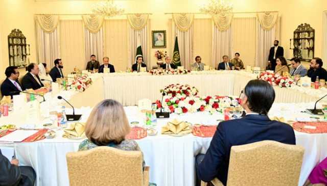 وزیراعظم کا سفارتی وفد کے اعزاز میں عشائیہ، بھارتی پروپیگنڈا بے نقاب کرنے پر خراج تحسین پیش کیا