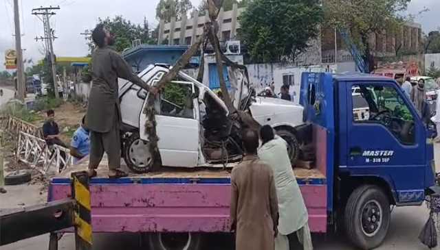 اسلام آباد میں گاڑی پر کھمبا گرنے سے 2 افراد جاں بحق، 2 زخمی