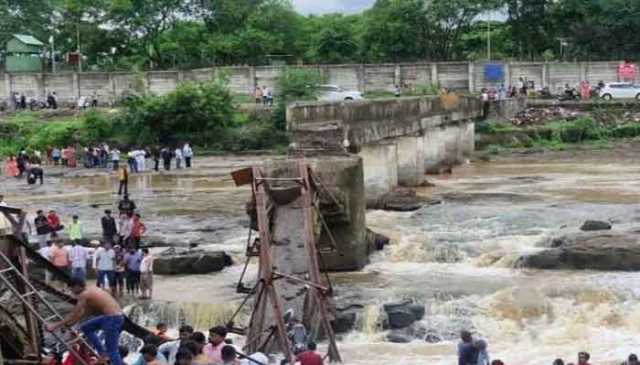 بھارت: دریا پر بنا پل گرگیا، متعدد افراد پانی میں بہہ گئے، 6 شہری ہلاک