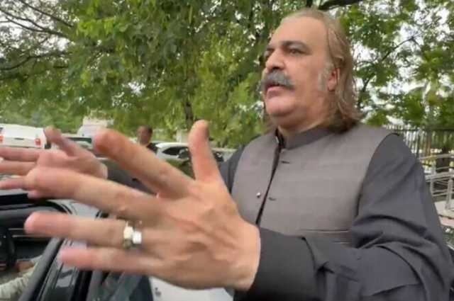ایک دن کیلئے نتھیا گلی گیا، سوشہ چھوڑ دیا گیا کہ کسی سے ملاقات کی ہے، علی امین گنڈاپور