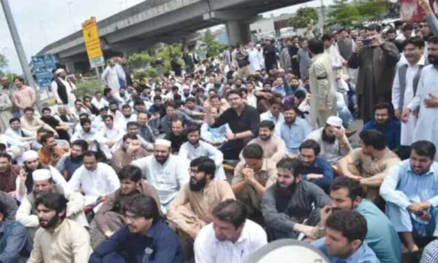 خیبرپختونخوا: سرکاری ملازمین کا پینشن کٹوتی اور کم الاؤنس کے خلاف احتجاج کا اعلان