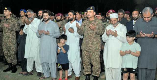 فتنۃ الخوارج کے خلاف کارروائی کے دوران شہید میجر سید معیز عباس شاہ کی نماز جنازہ ادا، آرمی چیف کی شرکت