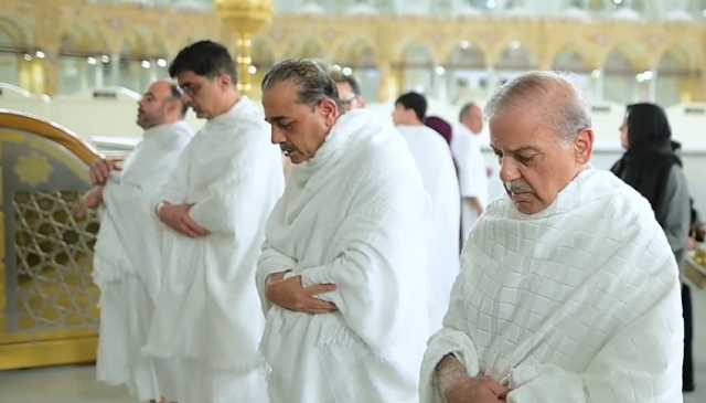وزیرِ اعظم، فیلڈ مارشل کی وفد کے ہمراہ عمرے کی ادائیگی، خانہ کعبہ میں نوافل ادا کیے