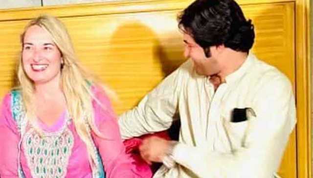 فیس بک دوستی محبت میں بدل گئی، شکاگو کی خاتون نوجوان سے شادی کیلئے پاکستان پہنچ گئی