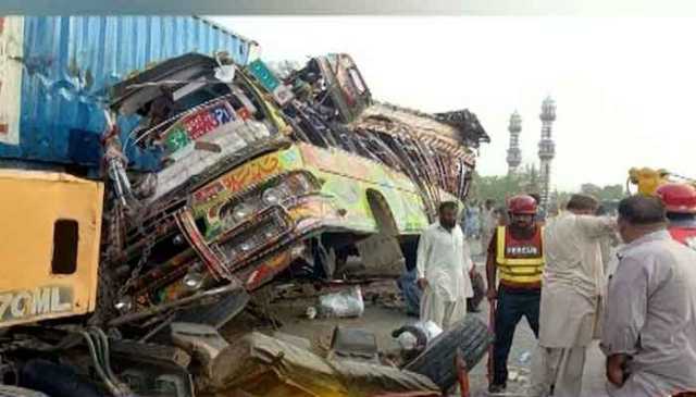 نوشہرو فیروز : ٹرک اور کوچ میں ٹکر سے ایک شخص جاں بحق