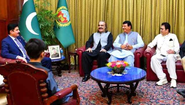    گورنر، وزیراعلیٰ خیبرپختونخوا کی خوشگوار ملاقات، امیر مقام کے مزاح پر محفل کشت زعفران بن گئی