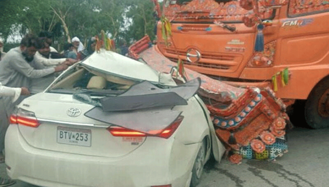 ڈیرہ اسماعیل خان: کار اور ٹرک میں خوفناک تصادم، ایک ہی خاندان کے 5 افراد جاں بحق