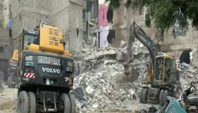 لیاری میں مخدوش عمارتیں گرانے کا آغاز، خواب ملبے تلے دفن، نم آنکھوں سے رہائشیوں کا الوداع