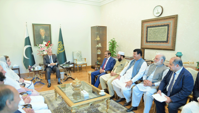 ثمر ہارون بلور کی مسلم لیگ ن میں شمولیت، وزیرِ اعظم شہباز شریف سے اہم ملاقات